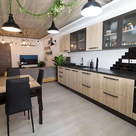 Bright 1Br, Desks & Monitors, Nomad Friendly Pietà