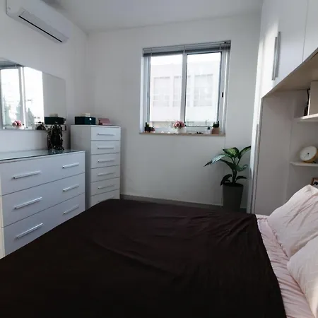 Bright 1Br, Desks & Monitors, Nomad Friendly *