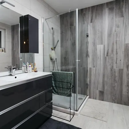 Bright 1Br, Desks & Monitors, Nomad Friendly Apartment