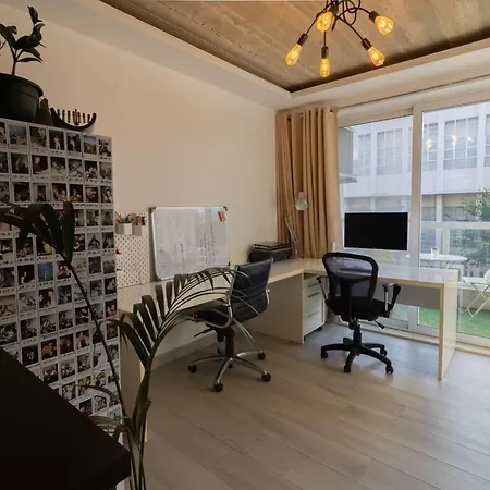Bright 1Br, Desks & Monitors, Nomad Friendly Apartment