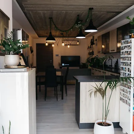 Bright 1Br, Desks & Monitors, Nomad Friendly * Pietà