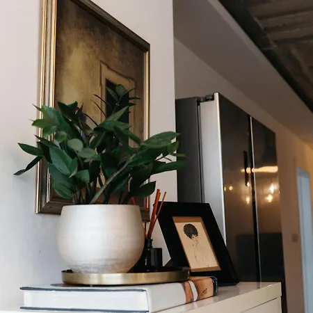 Bright 1Br, Desks & Monitors, Nomad Friendly Apartment Pietà